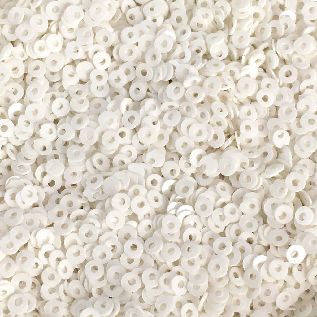 

Пайетки 2 мм (Индия). Круглая плоская. Цвет: Снежный (фарфор). Упаковка 5 гр.