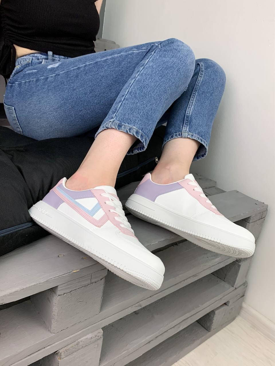 

Кросівки в стилі форс в білому кольорі з фіолетовими вставками, Белый