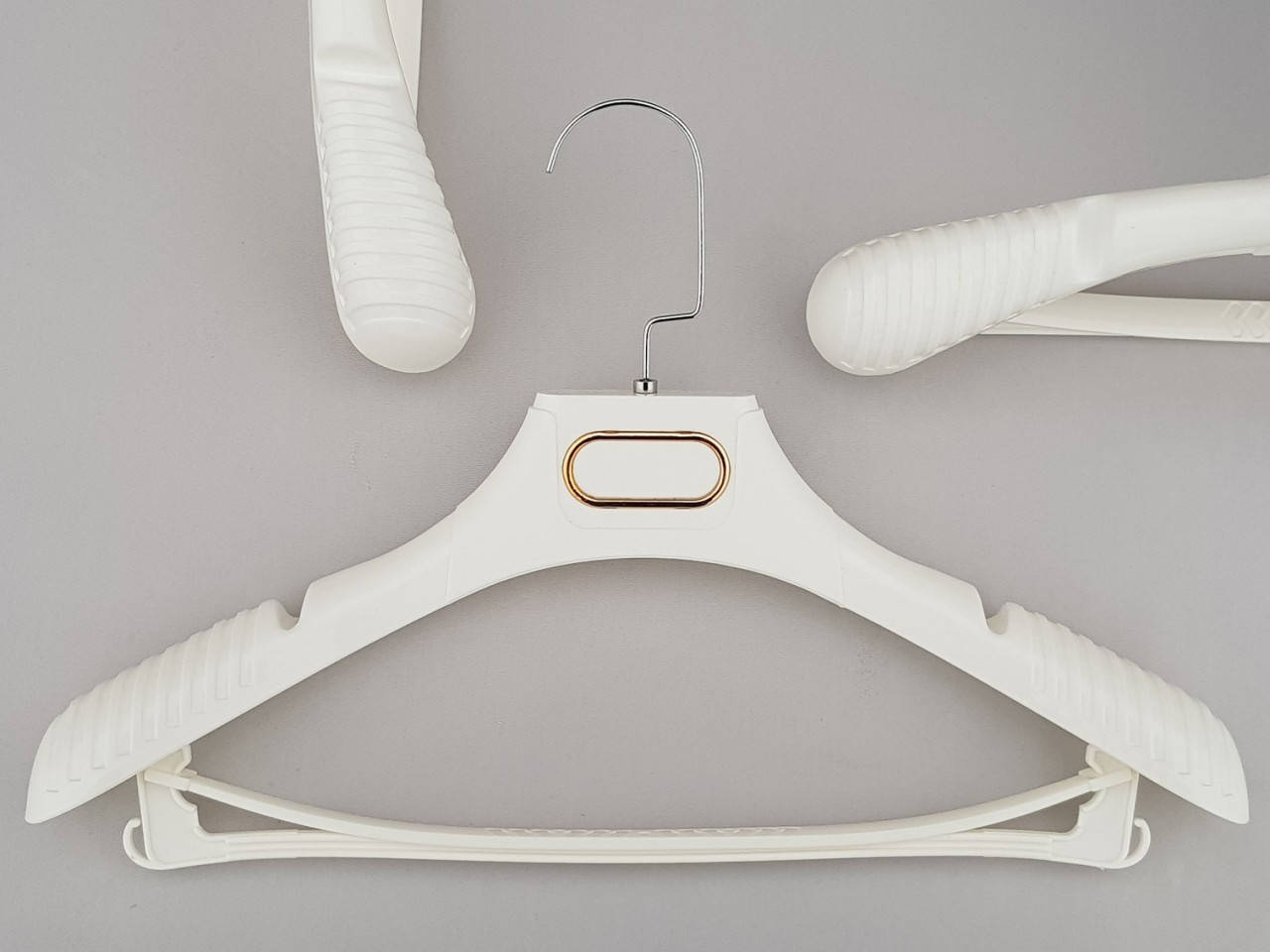 

Длина 38,5 см. Плечики вешалки пластмассовые TZP8830 с антискользящим ребристым плечом белого цвета, Белый