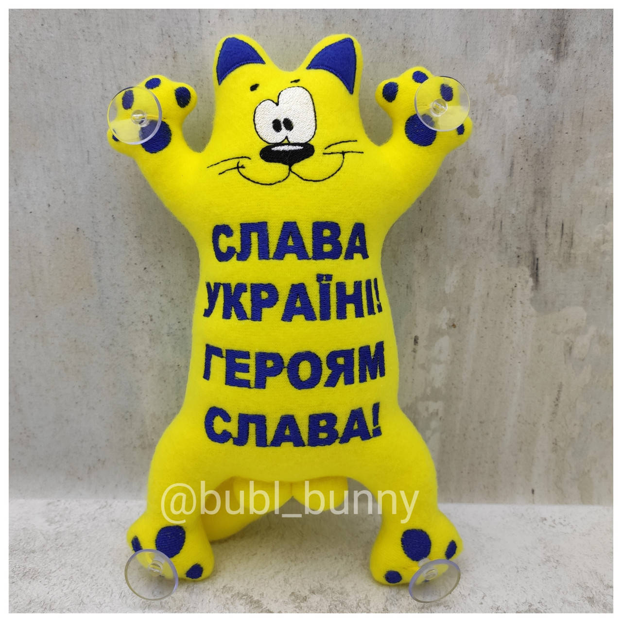 

Мягкая игрушка кот Саймона в авто на присосках "Слава Україні! Героям Слава!"