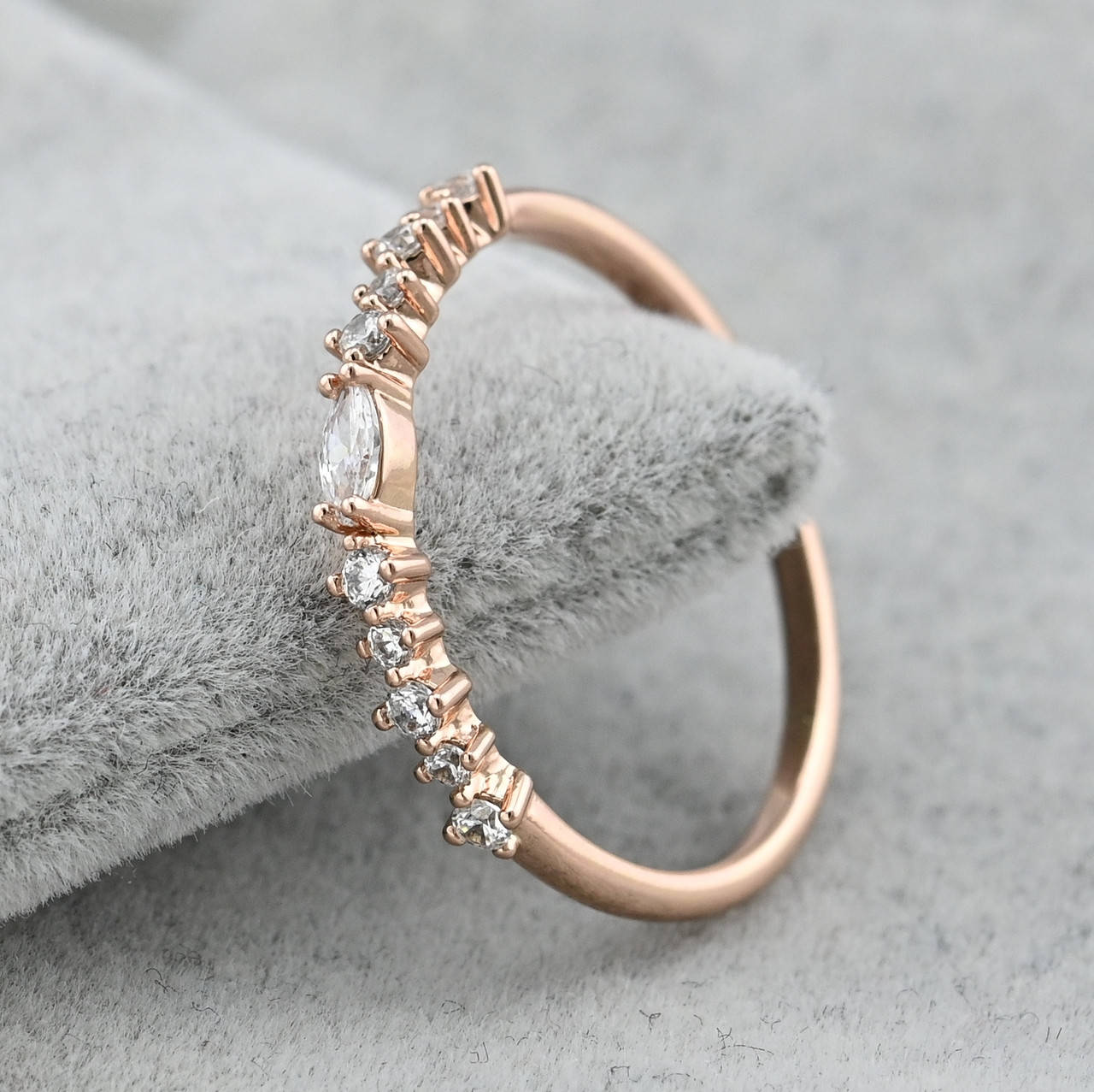 

Кольцо Утонченность 36501 ширина 2 мм белые фианиты позолота РО размер 16