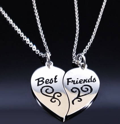 

Для друзей кулоны BEST FRIENDS