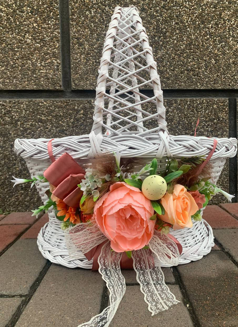 

Корзинка белая с ручкой и украшением