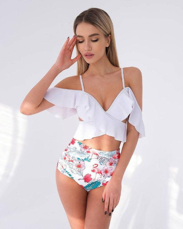 

Женский раздельный белый купальник с воланами на лифе и широкими плавками L