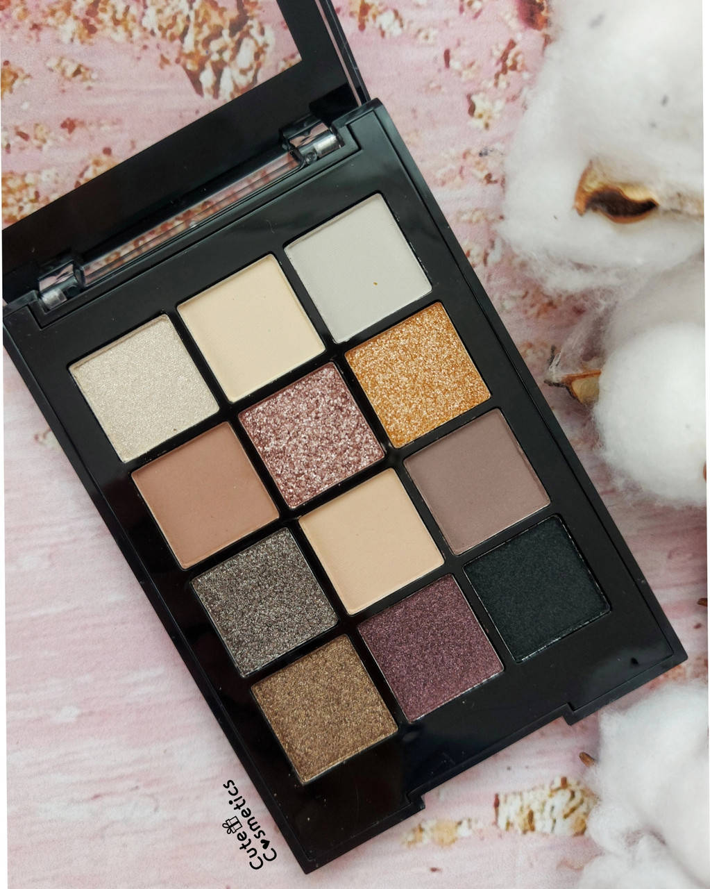 

Палетка теней Julia Cosmetics .