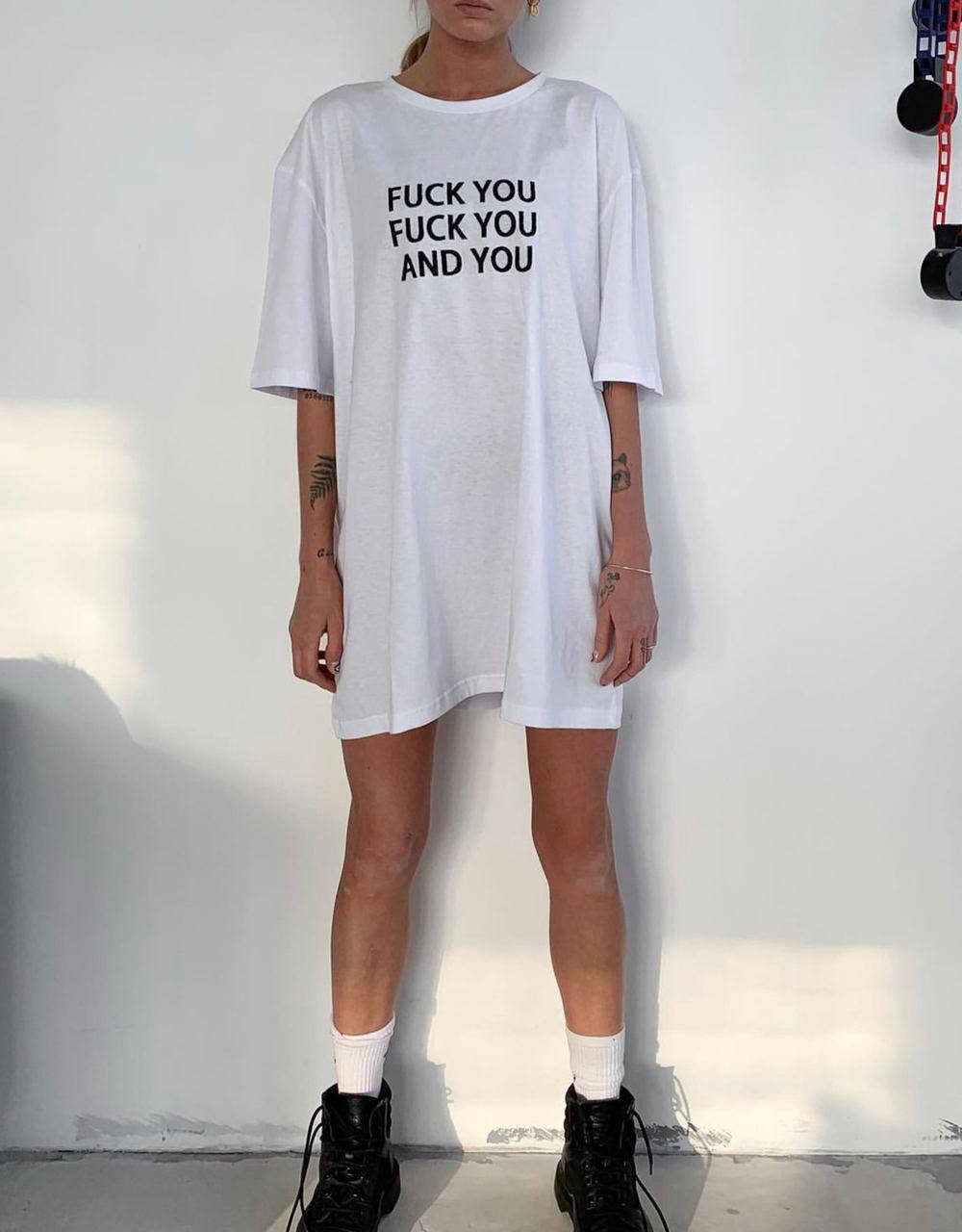 

Смелое платье-футболка в стиле oversize черный / белый 42-48 белый