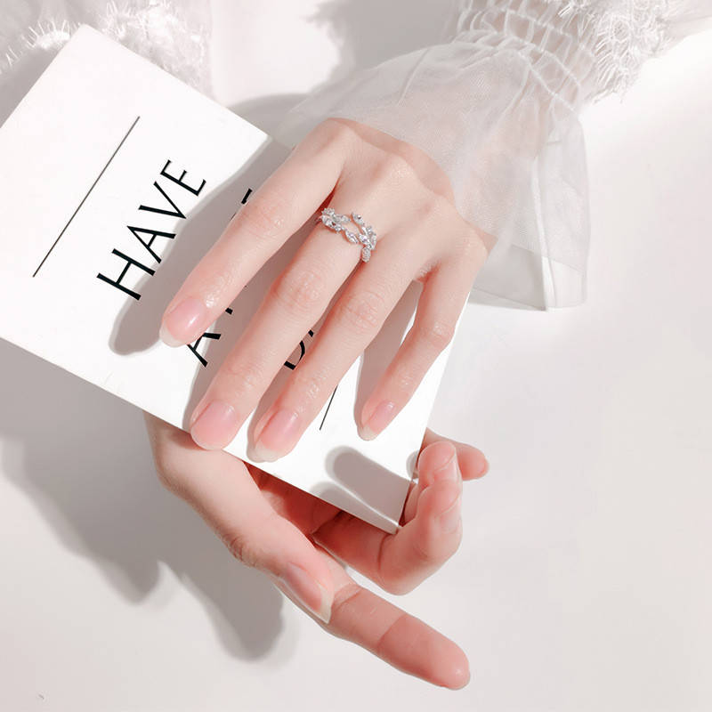 

Кольцо серебряное в виде двух веточек из камней с регулируемым размером 14,5-17,5, серебро 925 пробы