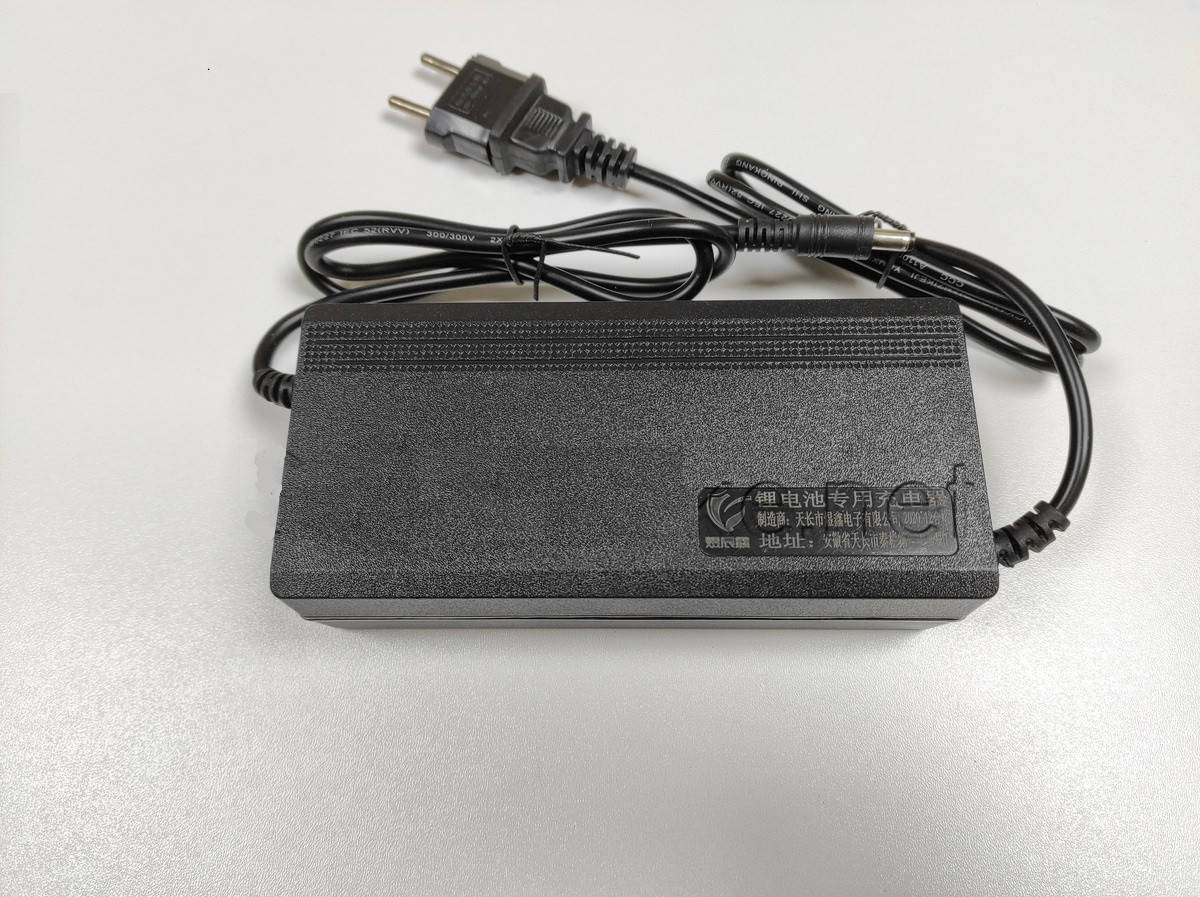 

Зарядний пристрій для Li-ion батарей 36V 2Ah (10S/42V) DC 5.5mm (2519)