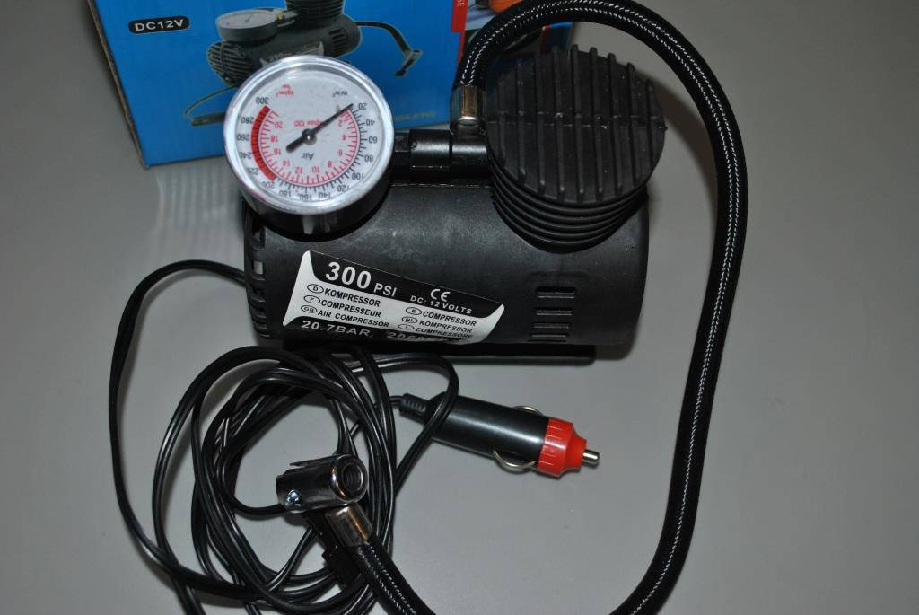 

Автомобильний насос компрессор Air Compressor DC-12V с манометром