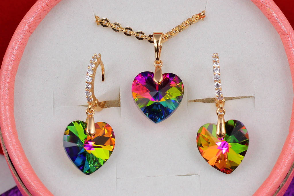 

Набор Xuping Jewelry серьги и кулон Сваровски сердечки хамелеон зеленые с камнями сверху золотистый