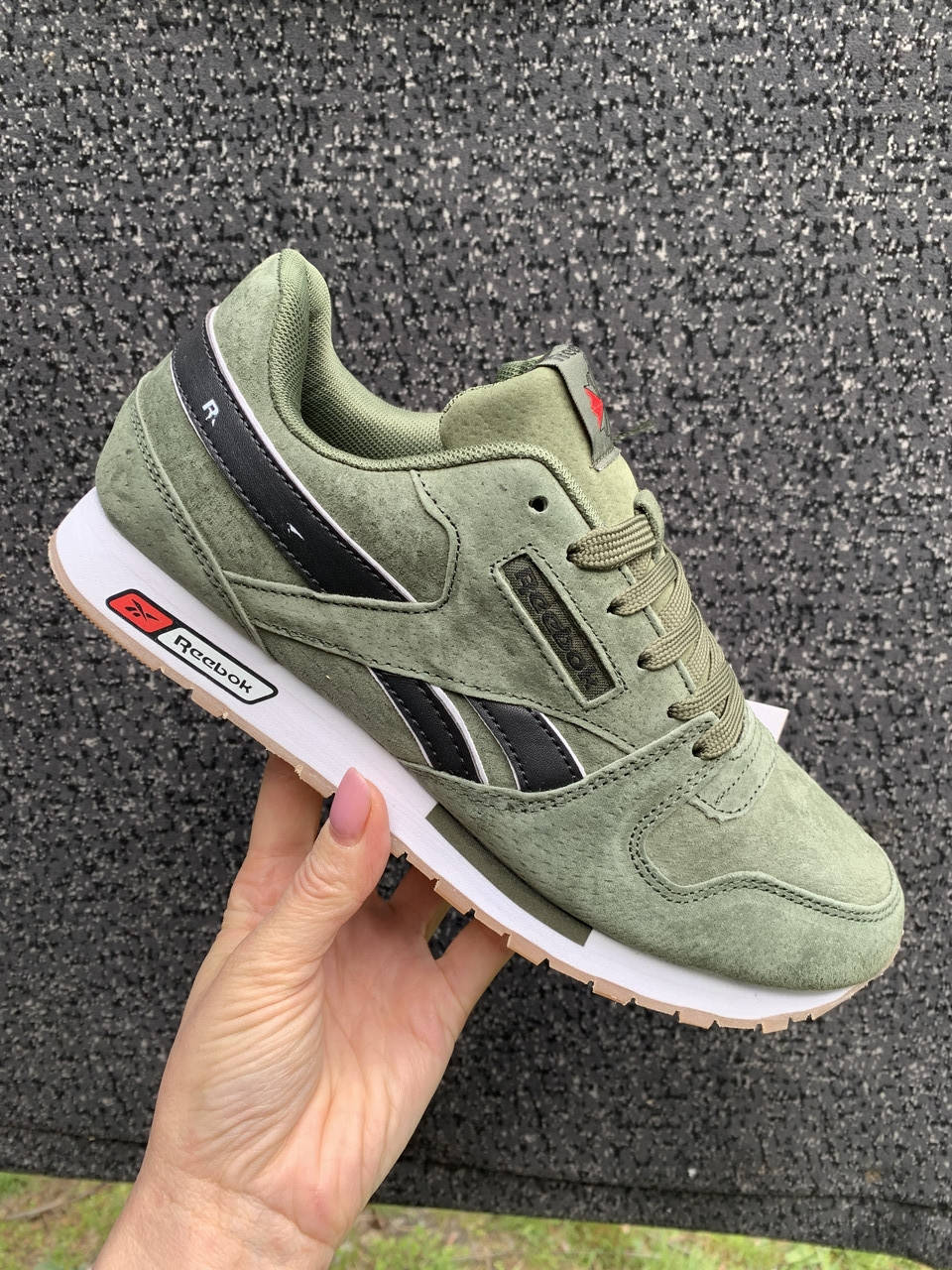 

Кроссовки мужские цвета хаки Reebok