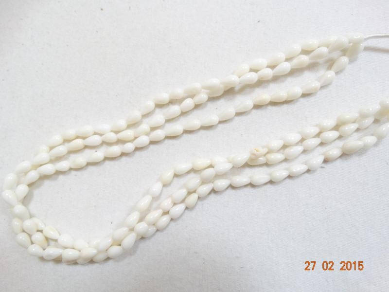 

Бусы из натурального Коралла белого форма капля трехрядные