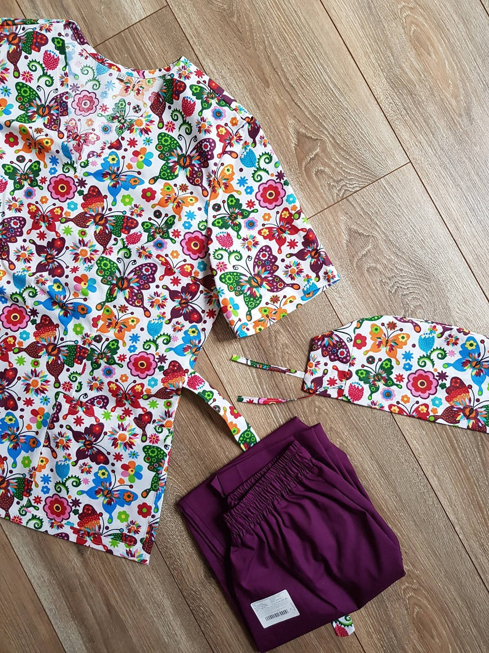 

Принтованый медицинский топ "Бабочки разноцветные", Белый