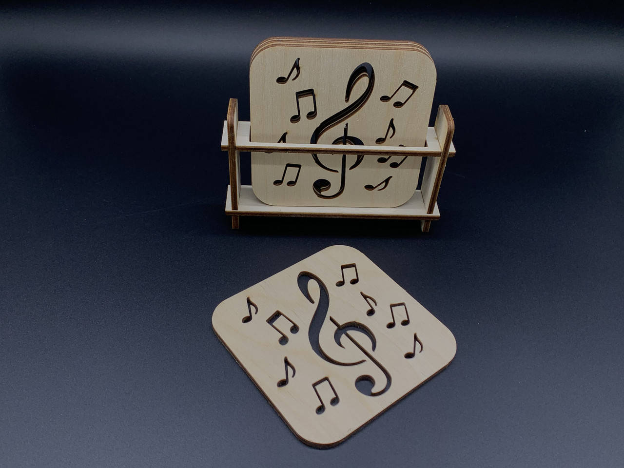 

Комплект подставок под горячее. Скрипичный ключ. 10х10см