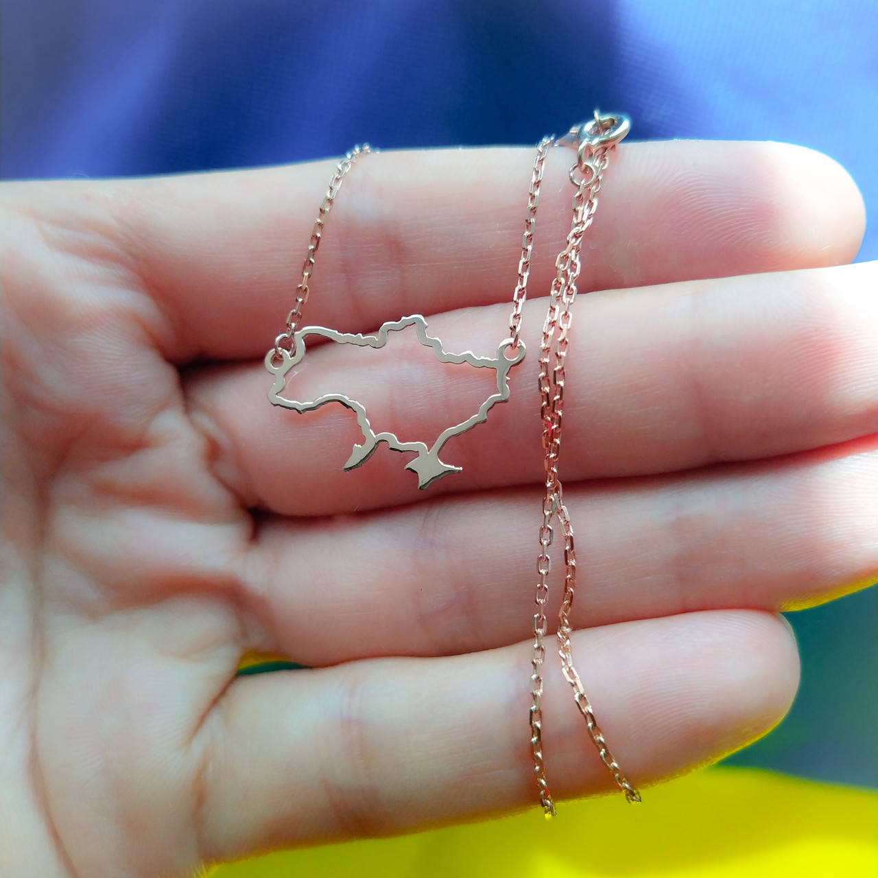 

Серебряная позолоченная цепочка с кулоном карта Украины, патриотическая символика