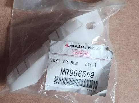 

Кронштейн бампера переднего левый MMC - MR996569 Grandis