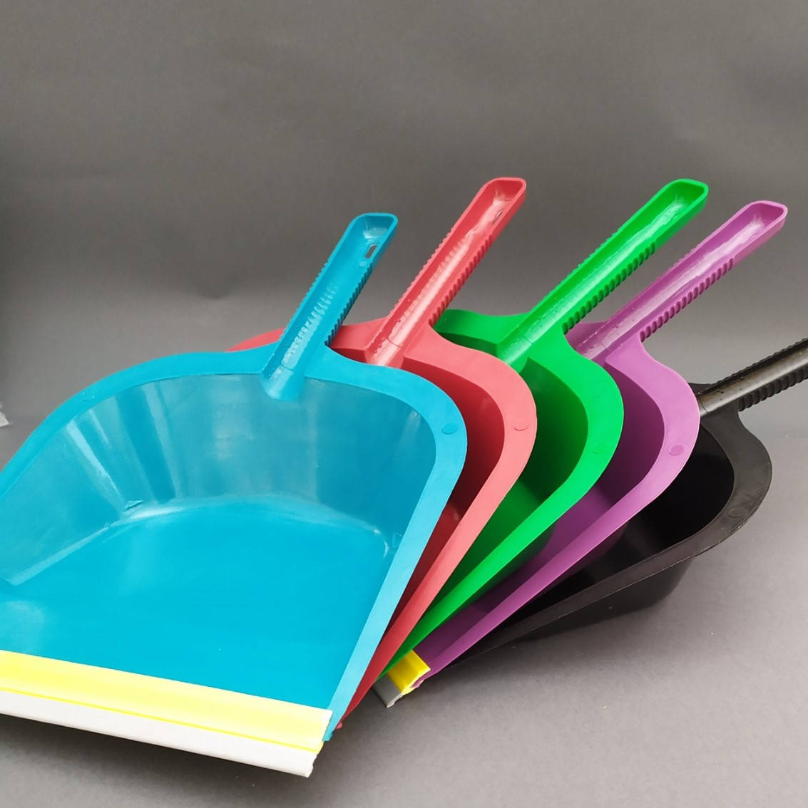 

Совок пластиковый с резинкой, Разные цвета