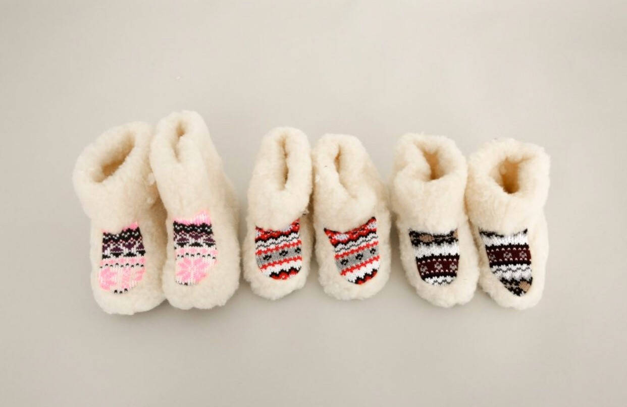 

Детские чуни из овечьей шерсти с узором