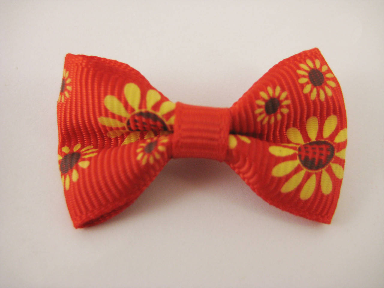 

Бантики. Цвет красный с ромашками. 4х2 см