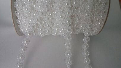 

Цветочки декоративные на нитке белые