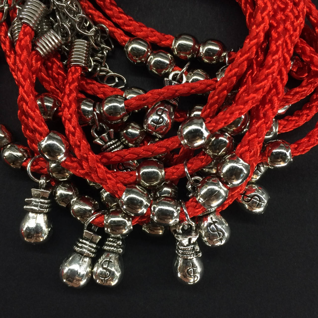 

Набор браслетов красная нить с подвеской Денежный мешок (10 шт)