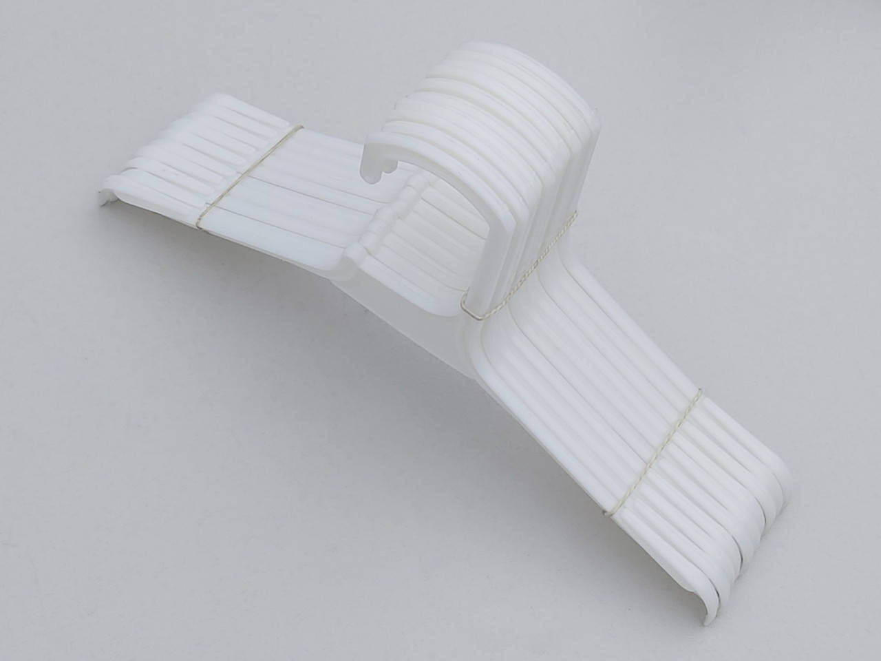 

Плечики вешалки тремпеля V-V25 белого цвета, длина 25 см, в упаковке 10 штук, Белый