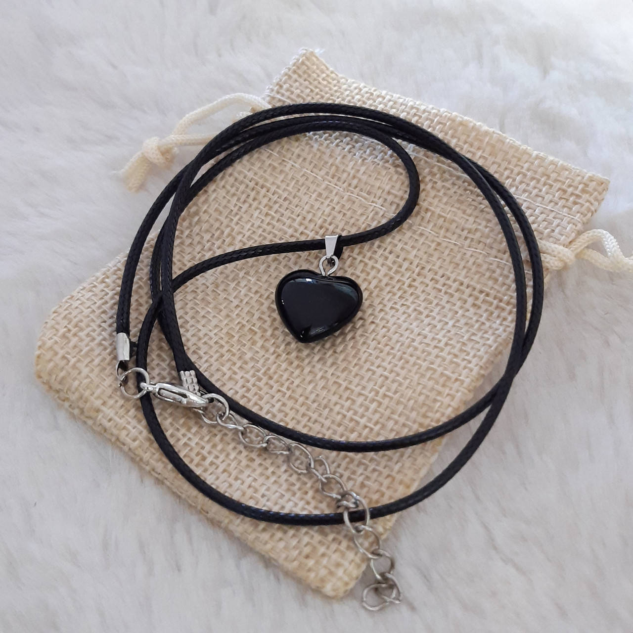 

Натуральный камень черный агат Сердце укрепляет разум и оберегает от негативной энергии. Кулон 14 мм на шнурке