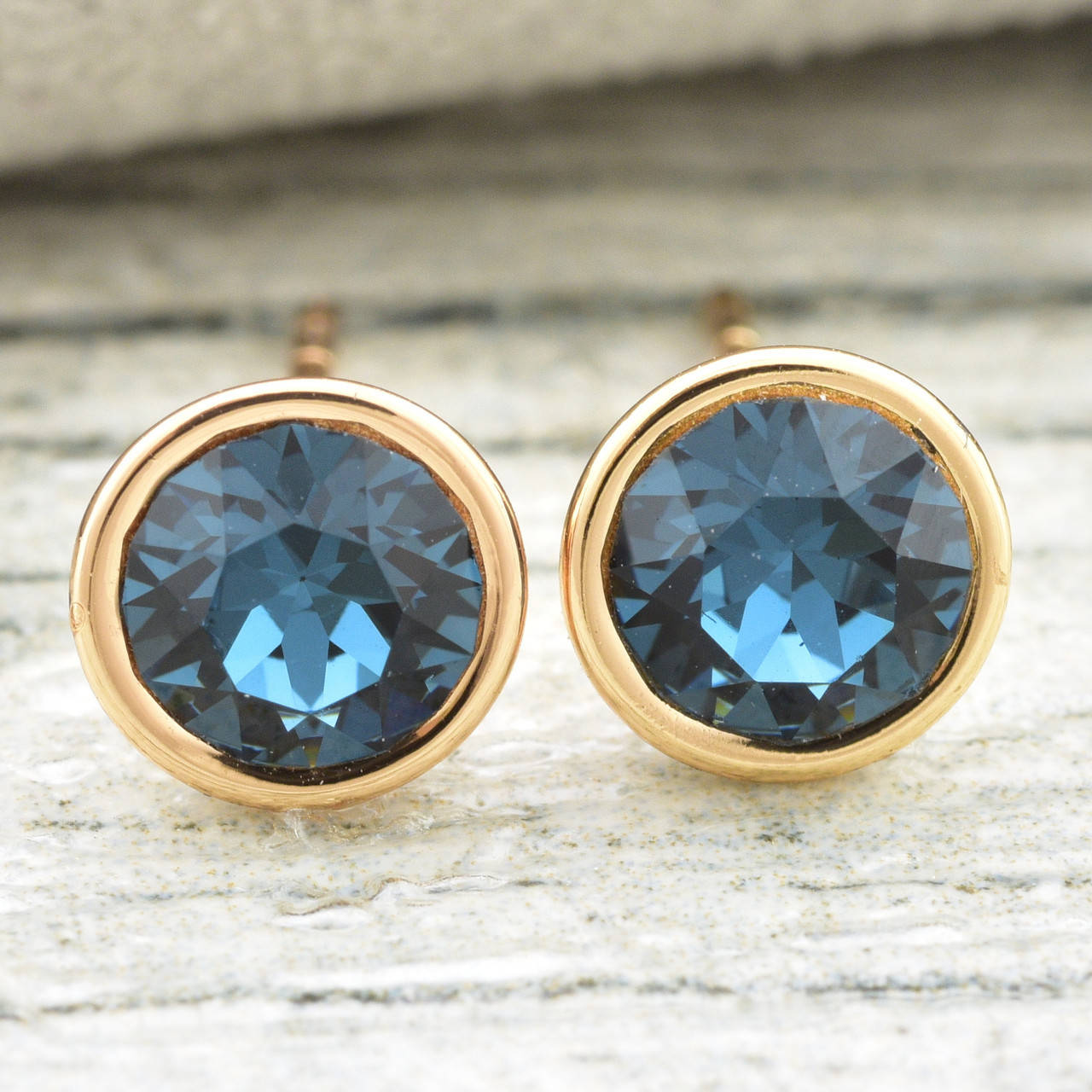 

Серьги Xuping с кристаллами Swarovski 83084 размер 6х6 мм цвет монтана позолота 18К