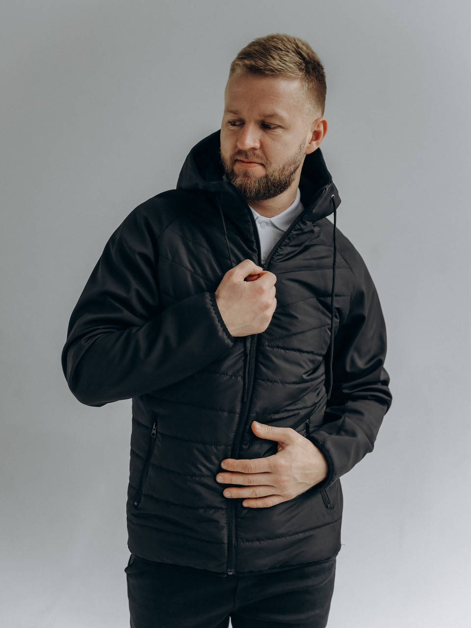 

Ветровка мужская куртка демисезонная на флисе с капюшоном Softshell черного цвета стильная Черный, M