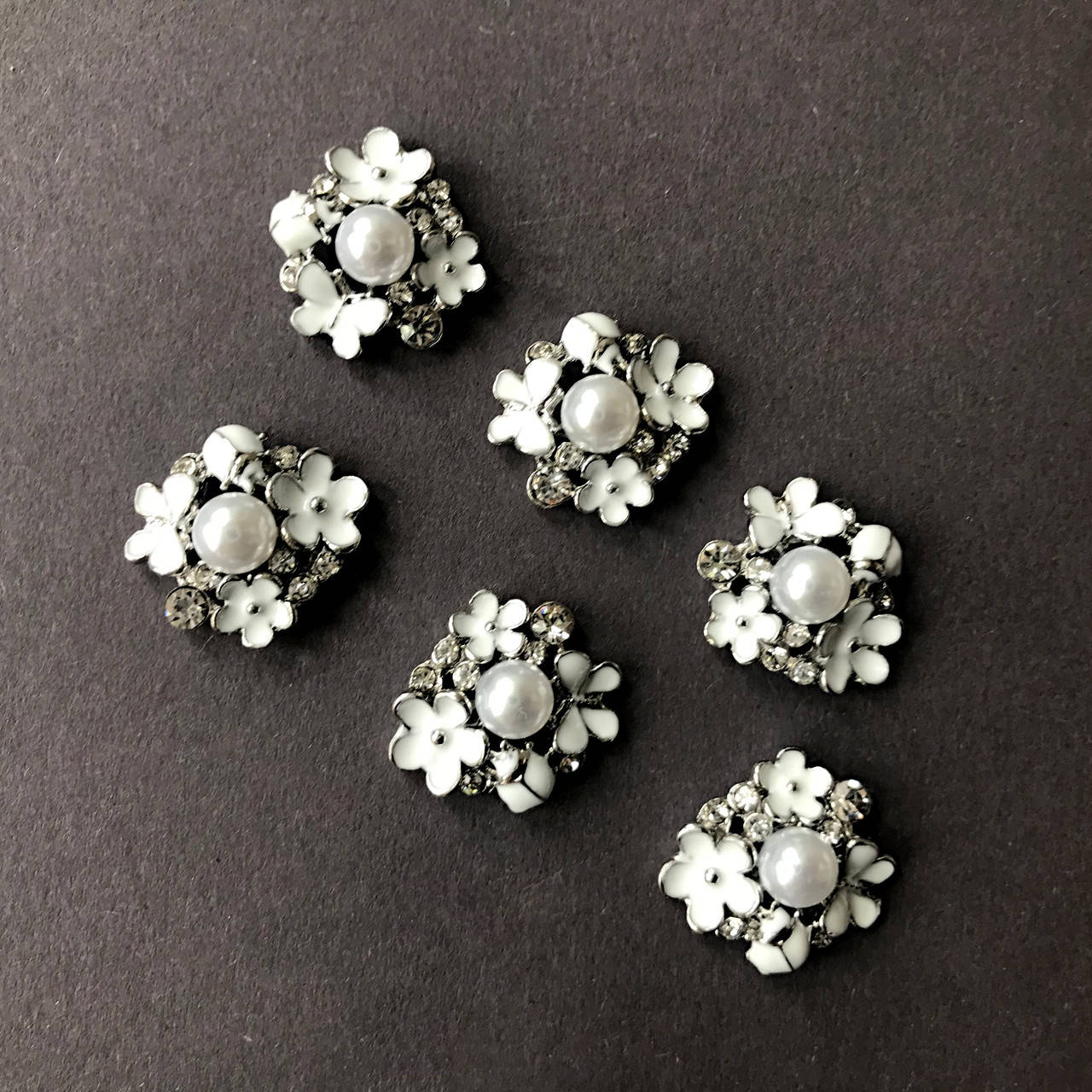 

Стразовый декор с жемчужиной и белыми цветочками 23 мм х 23 мм