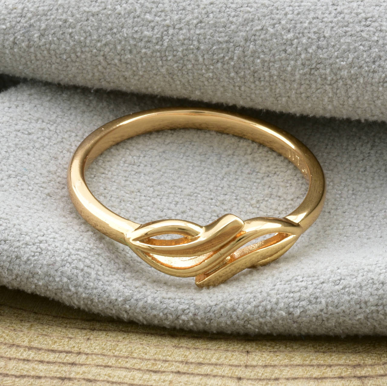 

Кольцо Xuping Прелесть 11924 ширина 7 мм позолота 18К размер 19