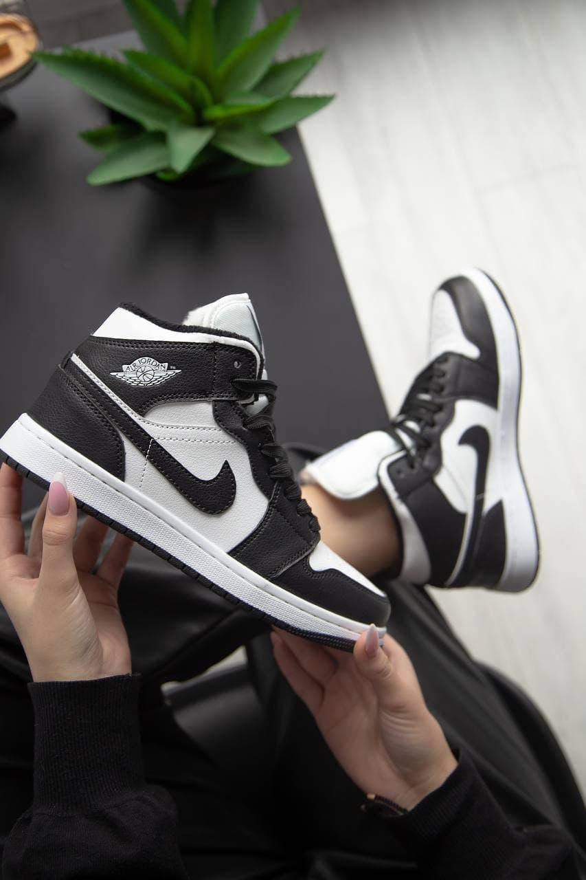 

Nike Air Jordan Retro 1 High Black White 2
