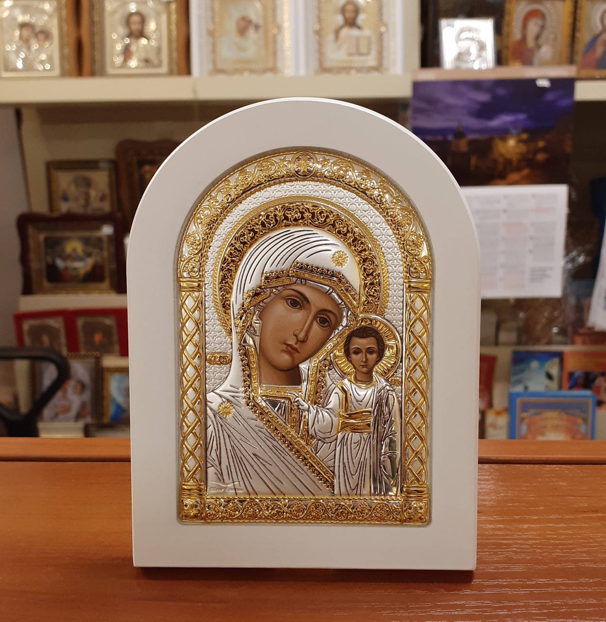 

Икона серебряная 10,5х14 см. Лик прописанный. Белая рама. Серебро 925° позолота. Божьей матери Казанская.