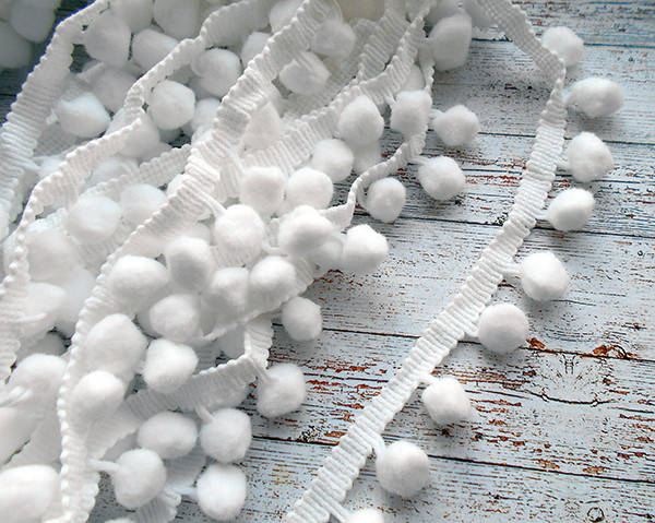 

Тасьма з помпончиками 1,5см. (біла)