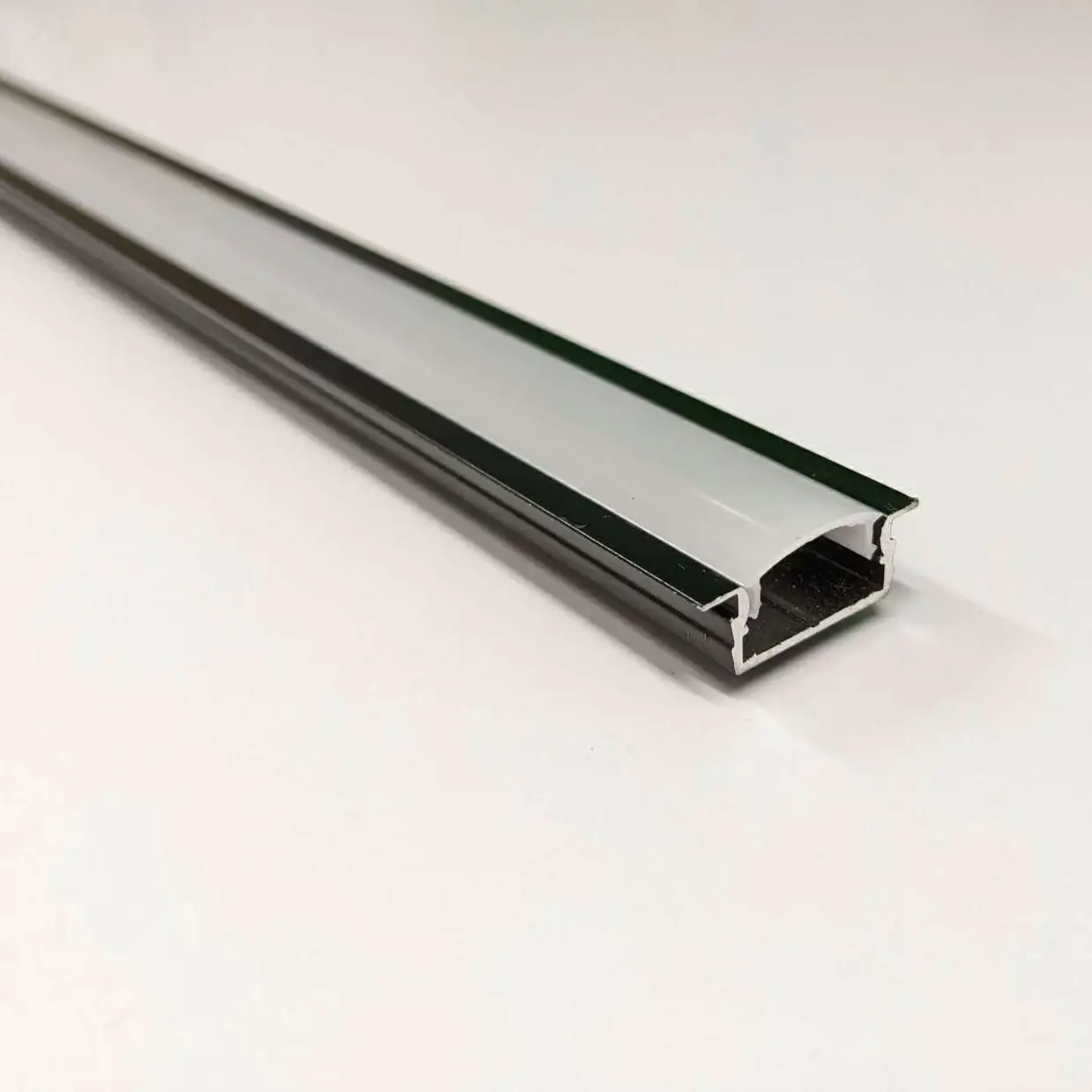 

Комплект Biom профиль алюм. врезной LPV-7B 6,8х16мм черный + рассеиватель матовый LPV-7B+LM-U