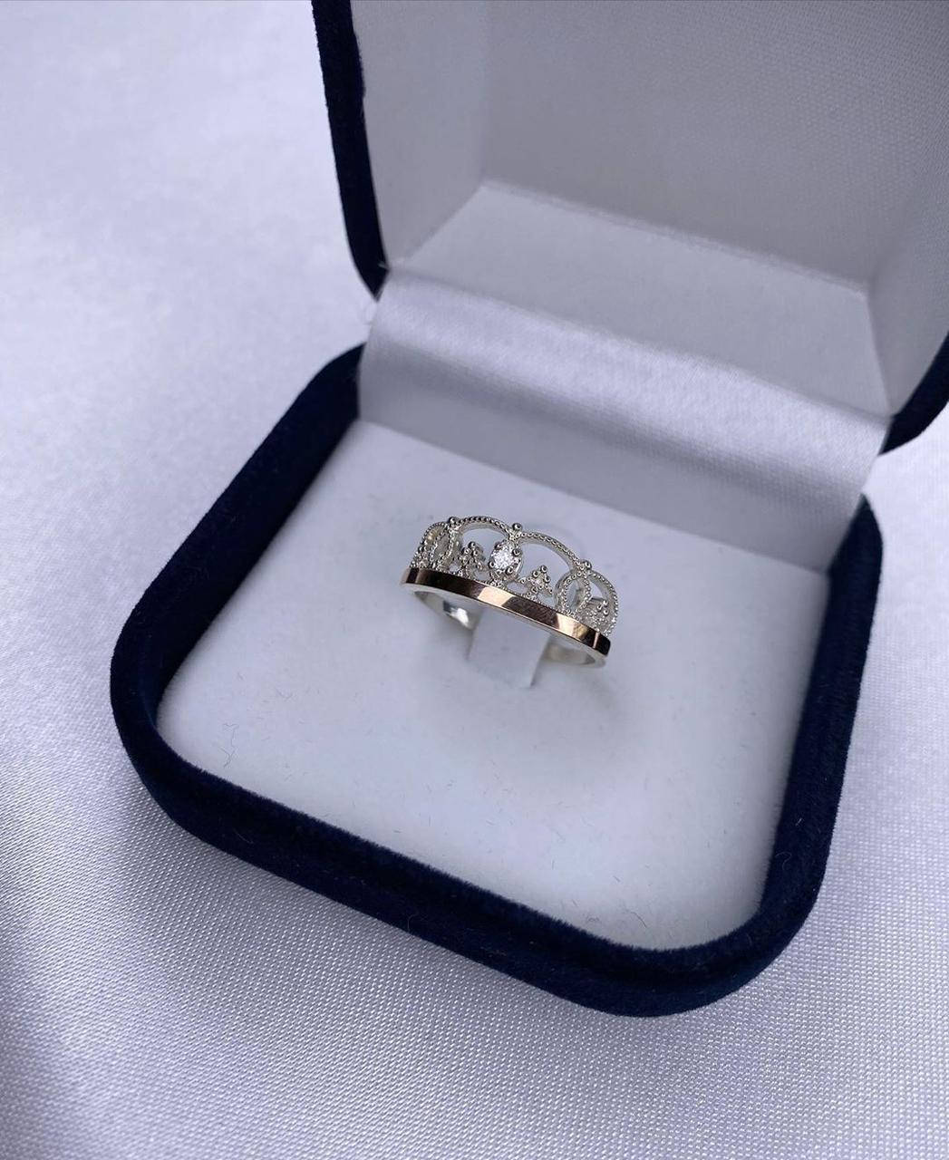 

Кольцо серебряное*корона* с золотыми пластинами 375 пробы.Вставка - фианиты.