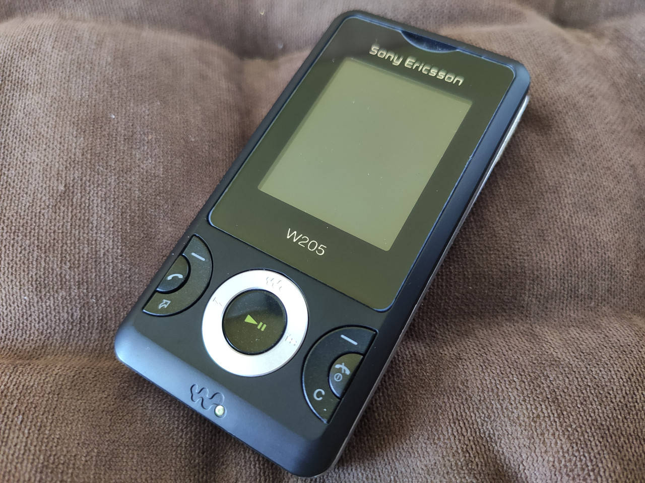 

Мобильный телефон Sony Ericsson W205 б.у оригинал!!!