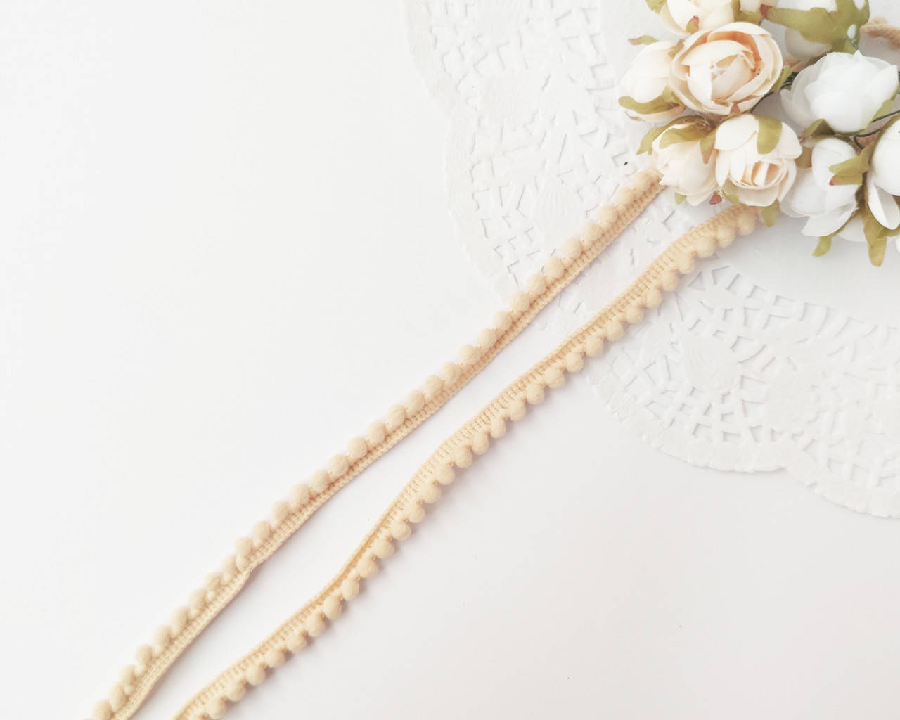 

Тесьма с помпонами бежевая 0.5 см (1м/п), Бежевый