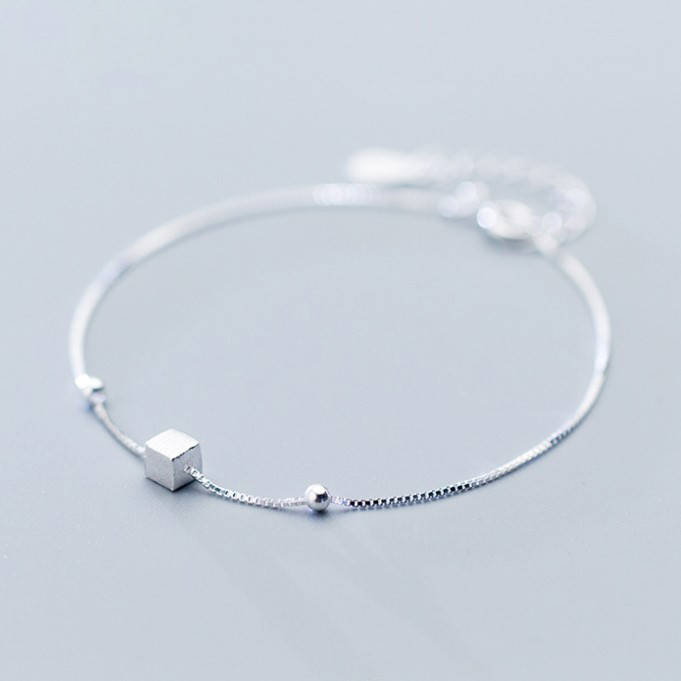 

Серебряный браслет с кубиком и шариками