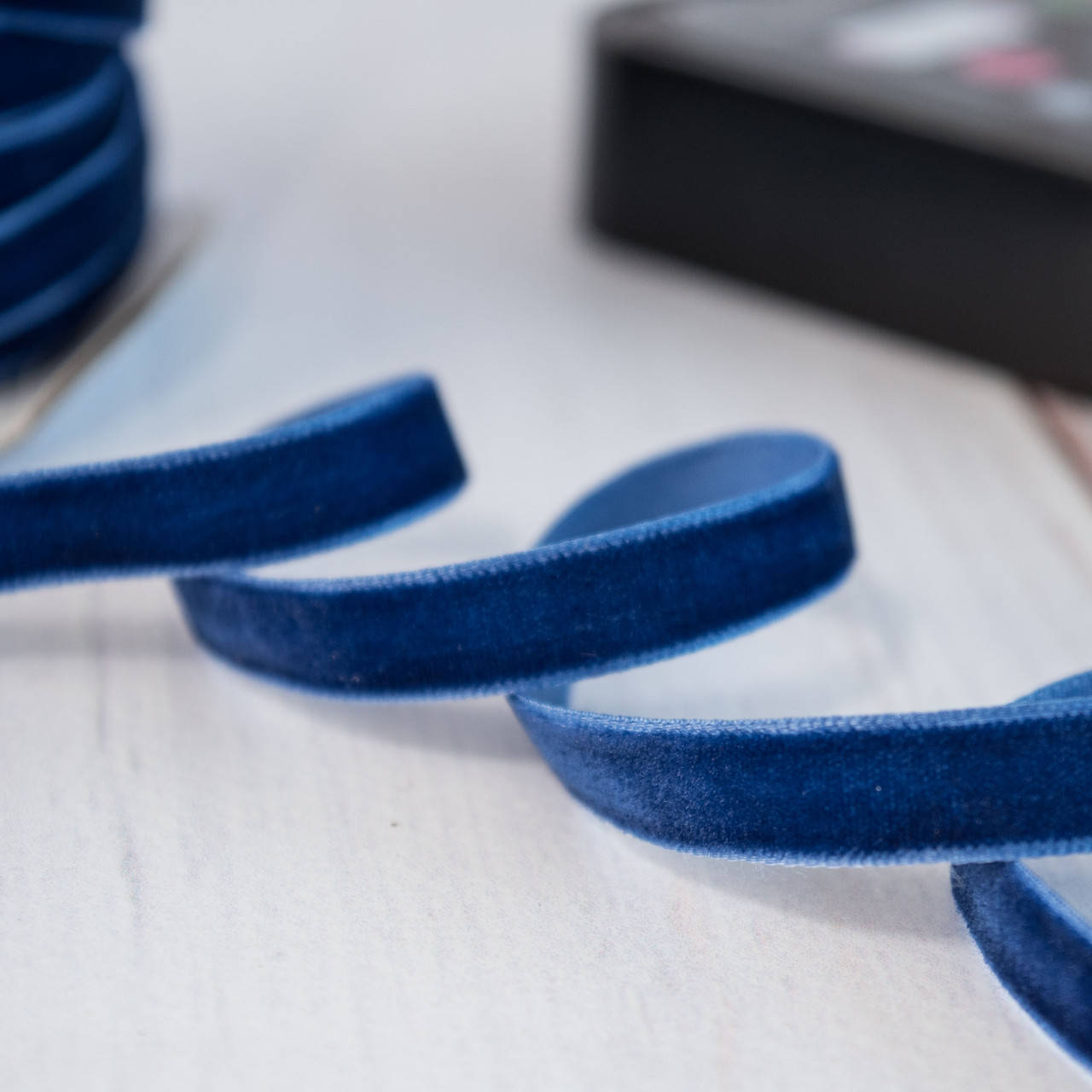 

Лента бархатная / цвет синий / ширина 1 см / бобина 50 ярдов