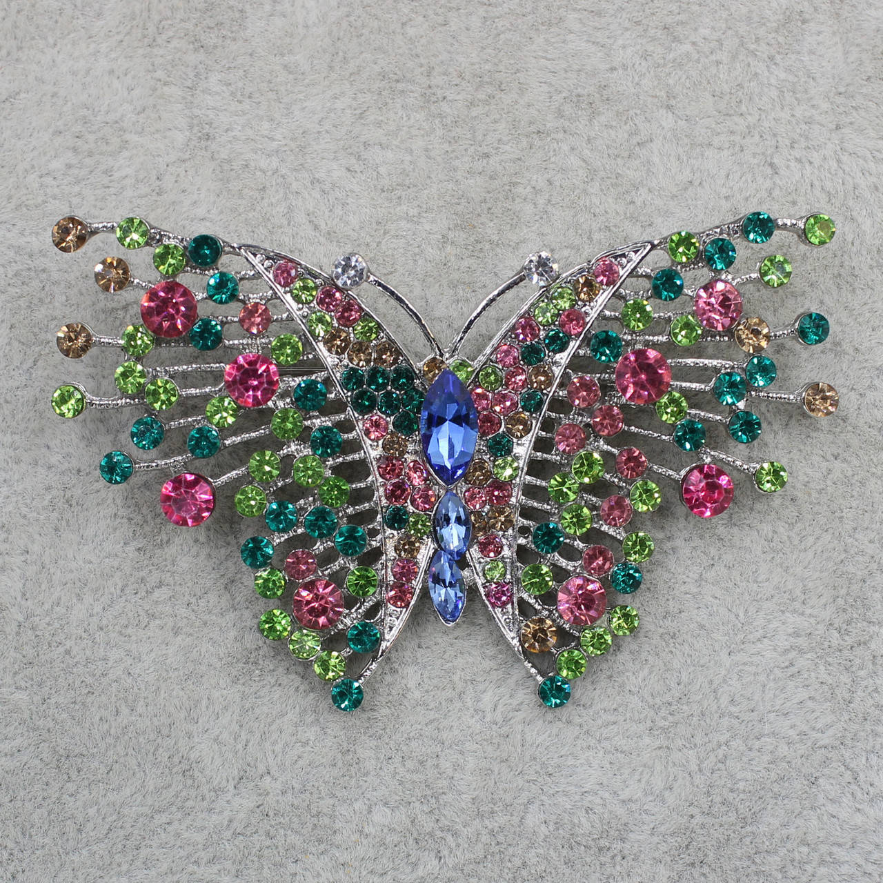 

Брошь металлическая золотистая крупная Бабочка с разноцветными кристаллами размер изделия 70х50 мм