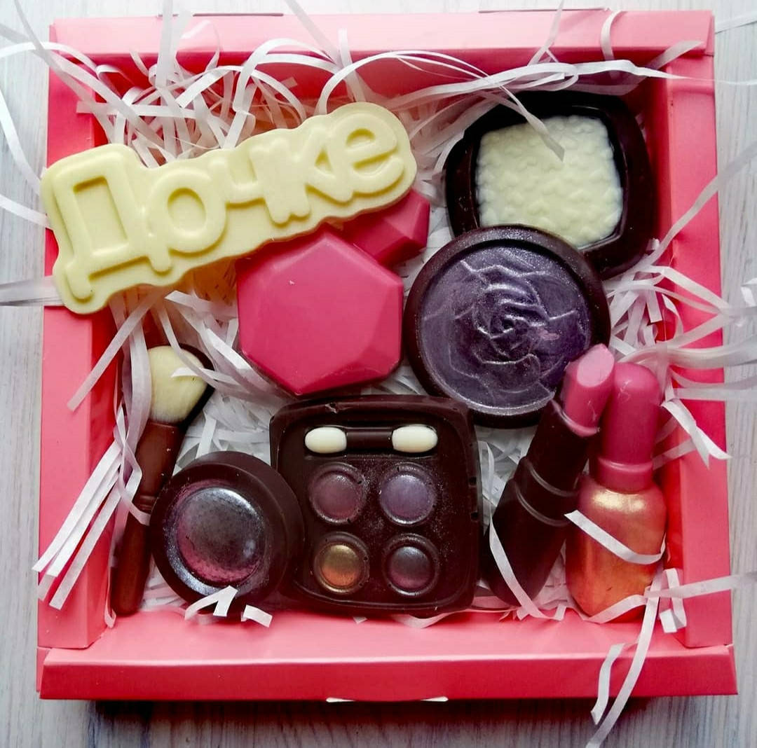 

Набор косметики из шоколада Размер коробки 20 х 20 см