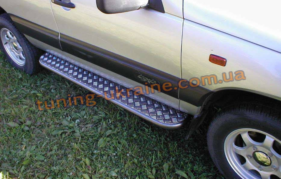 

Боковые пороги труба с листом крашенные D42 на Chevrolet Niva 2010