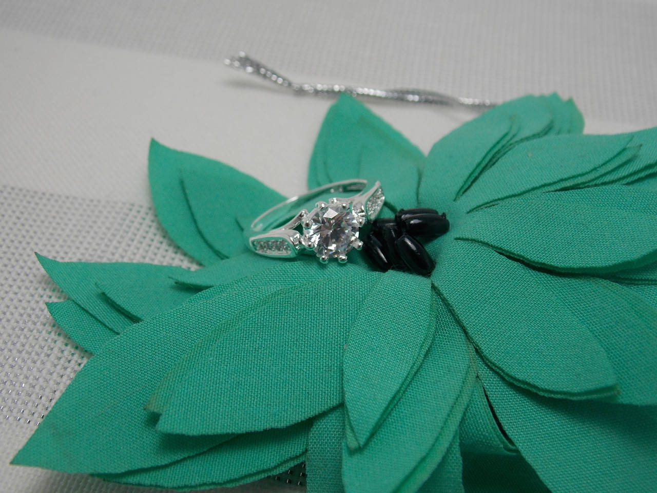 

Колечко с белым камнем покрытие серебро