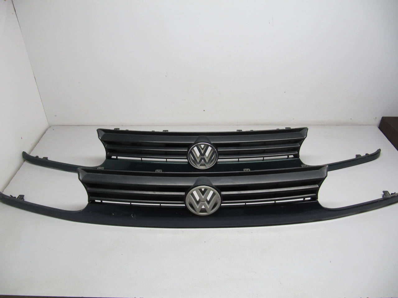 

Решетка облицовка радиатора с значком Гольф 3 VW Golf 3 Оригинал