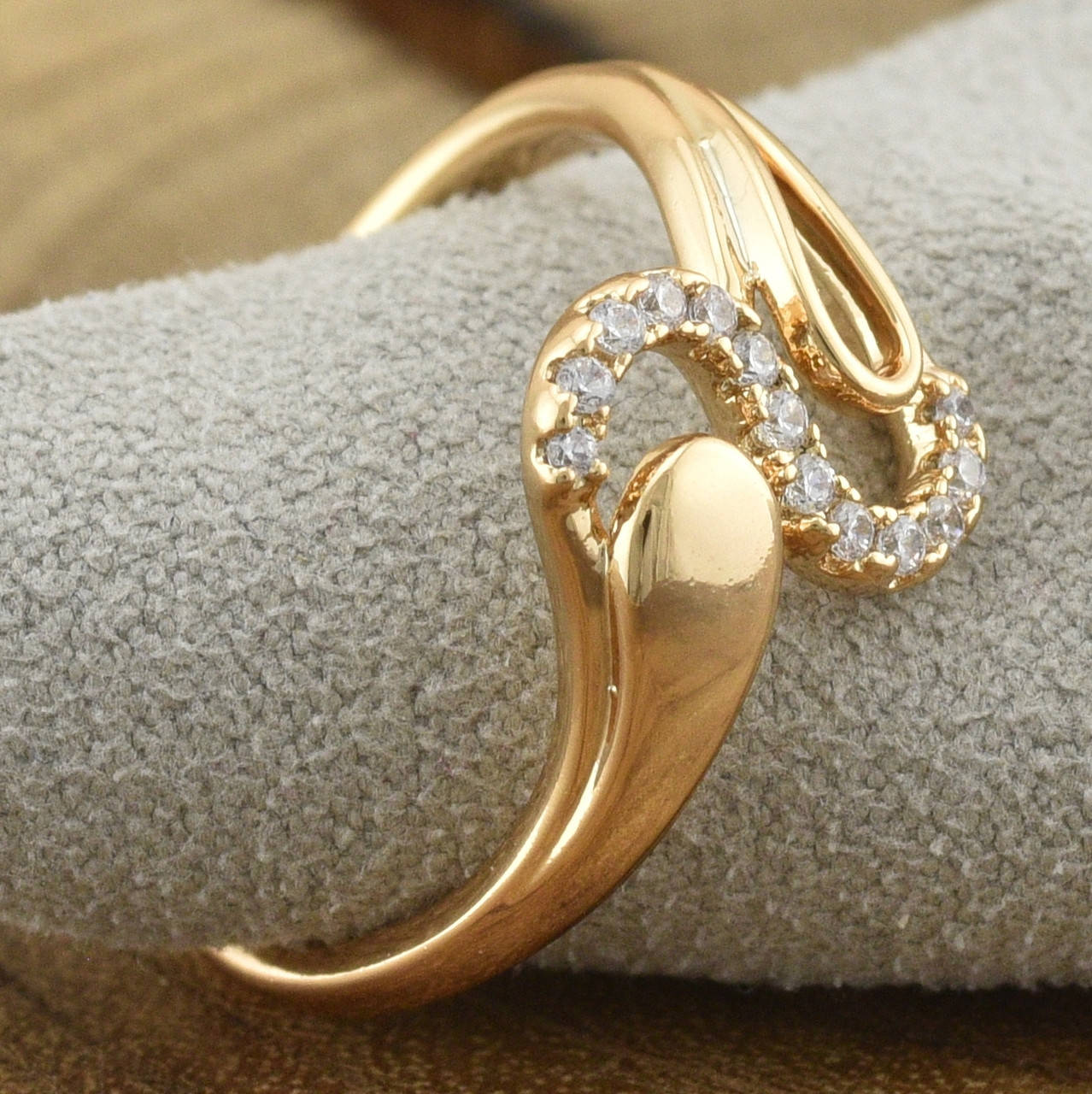 

Кольцо Xuping 30669 ширина 11 мм белые фианиты позолота 18К размер 17