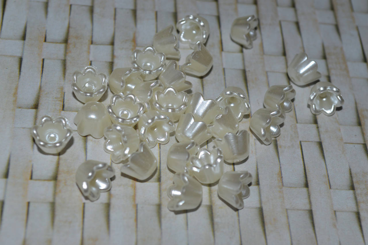 

Цветочек жемчужный белый. бусины. акрил. 9 на 6 мм