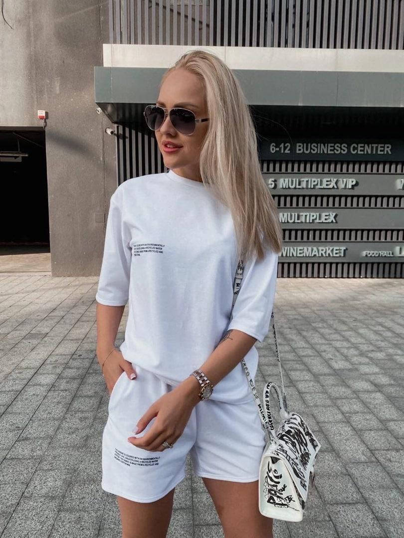

Женский летний белый костюм, длинная футболка и шорты