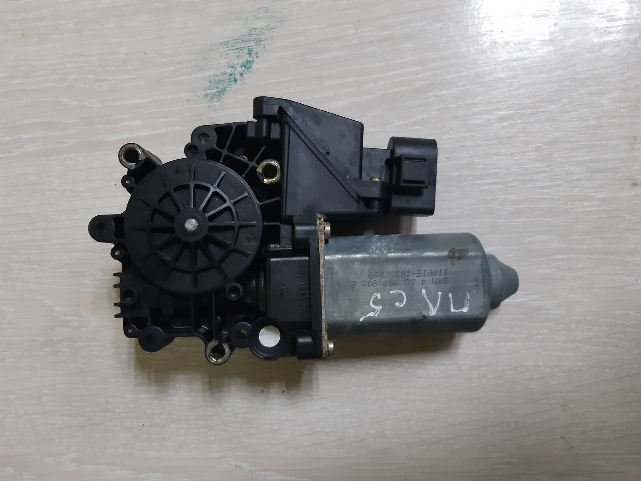 

Моторчик стеклоподъемника передней левой двери Audi A6 C5 4b0959801