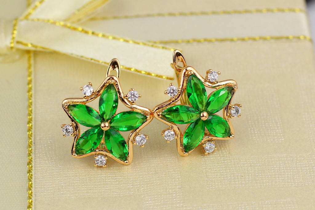 

Серьги Xuping Jewelry цветочки с зелеными камнями 1,6 см золотистые